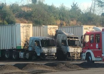 Incendio destruyó dos camiones forestales en sector Quitrico, comuna de Ránquil