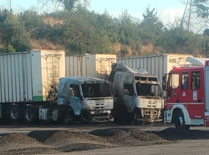 Incendio destruyó dos camiones forestales en sector Quitrico, comuna de Ránquil