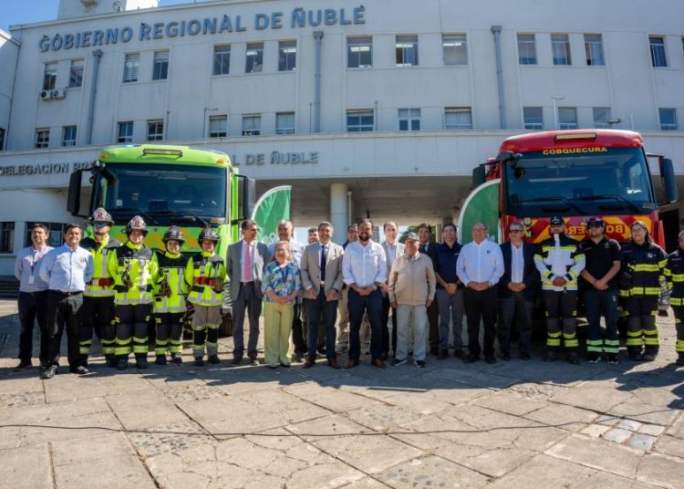 Bomberos de Cobquecura y San Nicolás recibieron modernos carrobombas