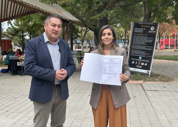 Seremi de Cultura entrega licencia para exhibición de cine a Municipalidad de Trehuaco
