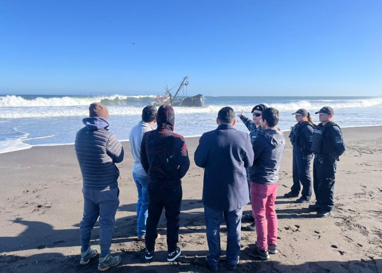 Embarcación encalló en Rinconada de Taucú: autoridades evalúan maniobras de extracción ante aviso de marejadas